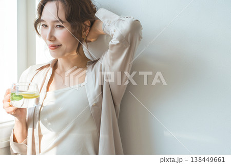 デトックスウォーター,レモン水,ミント水を飲む女性 デトックスウォーター,レモン水,ミント水を飲む女性 138449661