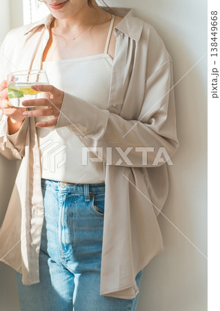 デトックスウォーター,レモン水,ミント水を飲む女性 デトックスウォーター,レモン水,ミント水を飲む女性 138449668
