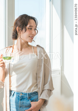 デトックスウォーター,レモン水,ミント水を飲む女性 138449670