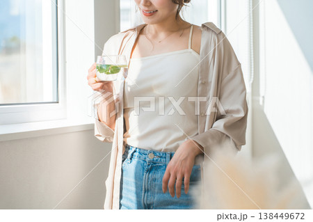 デトックスウォーター,レモン水,ミント水を飲む女性 デトックスウォーター,レモン水,ミント水を飲む女性 138449672