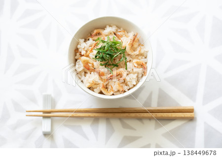 大葉を乗せた桜エビご飯 大葉を乗せた桜エビご飯 138449678