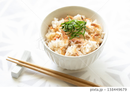 大葉を乗せた桜エビご飯 大葉を乗せた桜エビご飯 138449679