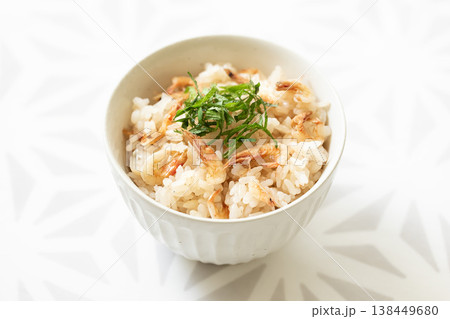 大葉を乗せた桜エビご飯 138449680