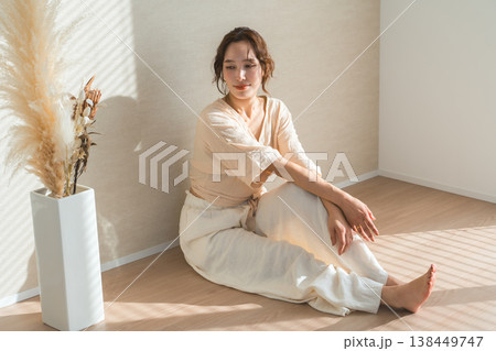 西陽の当たる窓辺にいる女性（モデル,ファッション,光,影） 138449747