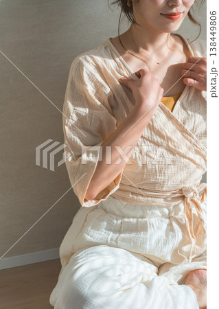 西陽の当たる窓辺にいる女性(モデル,ファッション,光,影) 西陽の当たる窓辺にいる女性(モデル,ファッション,光,影) 138449806