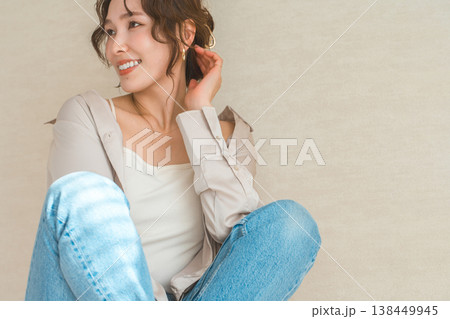ハイチェア,椅子に座るデニム姿の女性モデル ハイチェア,椅子に座るデニム姿の女性モデル 138449945