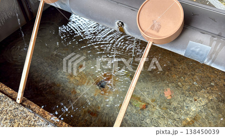 神社の手水舎、柄杓と水の流れの清めの風景 138450039