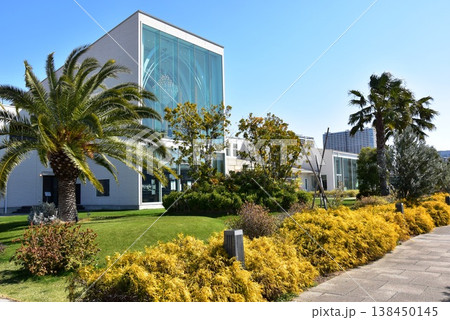 東京都江東区　豊洲ぐるり公園のパークレストランと散策路 138450145