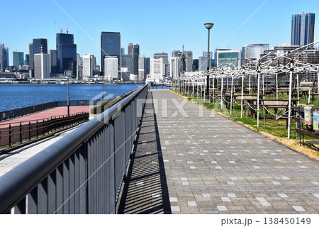 東京都江東区 豊洲ぐるり公園散策路と高層ビル群 東京都江東区 豊洲ぐるり公園散策路と高層ビル群 138450149