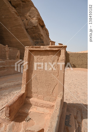 アブ・シンベル神殿 大神殿参道 石椅子 アブ・シンベル神殿 大神殿参道 石椅子 138450182