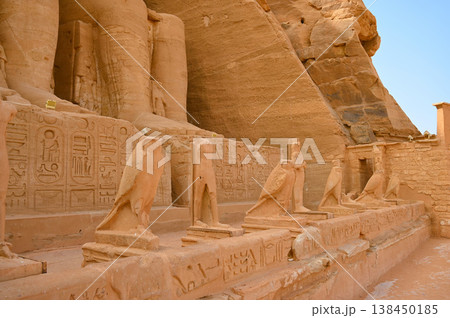 アブ・シンベル神殿　大神殿テラス　ハヤブサの石像 138450185