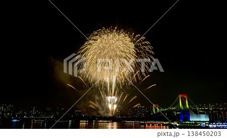 夏の夜空を彩る華麗な花火 138450203