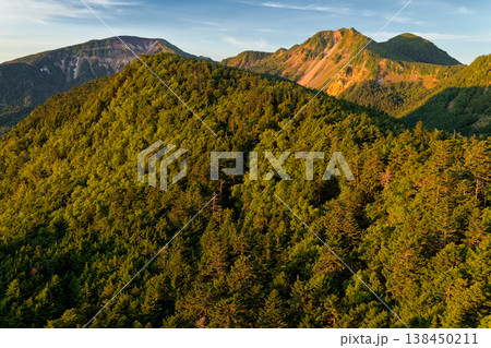 北八ヶ岳・にゅうから見る朝の天狗岳と硫黄岳 北八ヶ岳・にゅうから見る朝の天狗岳と硫黄岳 138450211