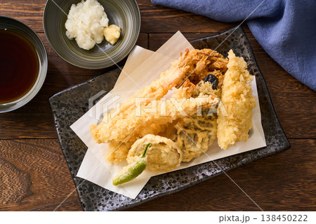 天ぷら盛り合わせ 海老・白身魚・なす・ししとう・さつまいも 138450222