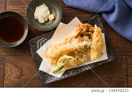 天ぷら盛り合わせ 海老・白身魚・なす・ししとう・さつまいも 138450223