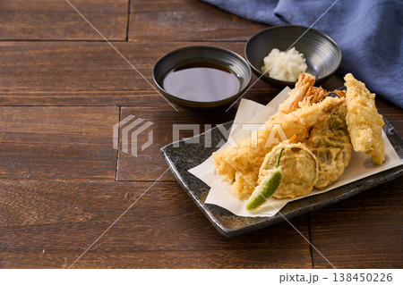 天ぷら盛り合わせ 海老・白身魚・なす・ししとう・さつまいも 天ぷら盛り合わせ 海老・白身魚・なす・ししとう・さつまいも 138450226
