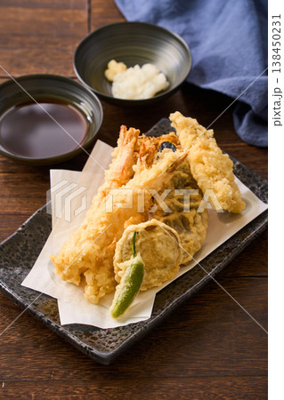天ぷら盛り合わせ 海老・白身魚・なす・ししとう・さつまいも 138450231