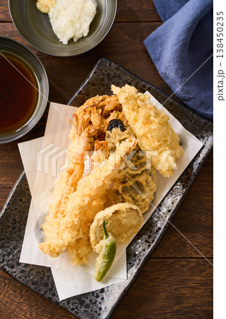 天ぷら盛り合わせ 海老・白身魚・なす・ししとう・さつまいも 138450235