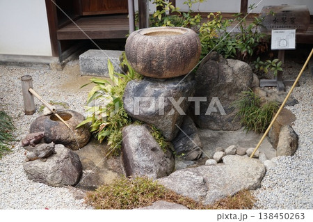 日本庭園の伝統的な水琴窟と蹲の風景 日本庭園の伝統的な水琴窟と蹲の風景 138450263