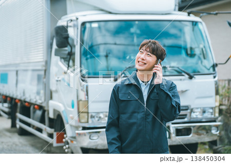 スマホ通話をするトラックドライバー スマホ通話をするトラックドライバー 138450304
