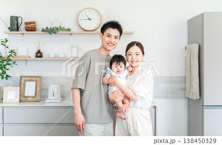 キッチンで赤ちゃんを抱っこする夫婦,ファミリー 138450329