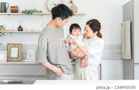 キッチンで赤ちゃんを抱っこする夫婦,ファミリー 138450330