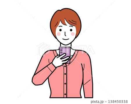 正面向き。スマホを見るカーディガンを着た若い女性。 138450338