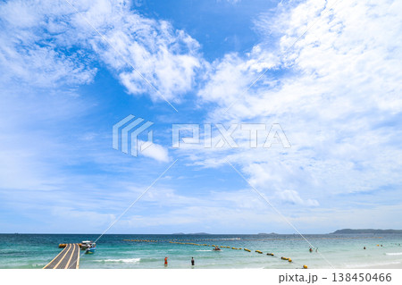 青空の広がるビーチと浮き桟橋 138450466