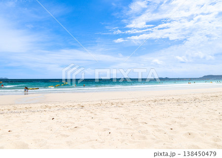 青空の広がるビーチ 138450479