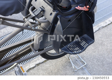 自転車の後ろ乗せチャイルドシートの空席 自転車の後ろ乗せチャイルドシートの空席 138450553
