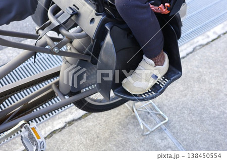 自転車のチャイルドシートに乗る子供の足元 138450554