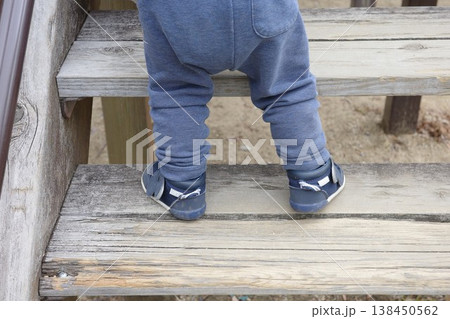 公園の遊具の木製の階段を登る子供の足元 公園の遊具の木製の階段を登る子供の足元 138450562