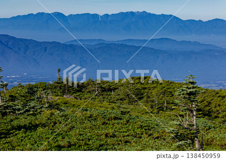 北八ヶ岳・中山展望台から見る夏の中央アルプスの山並み 138450959