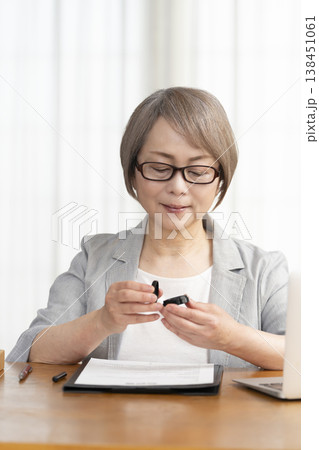 契約書に署名捺印するシニア女性 138451061