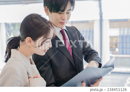 不動産の内見　ビジネス 138451126