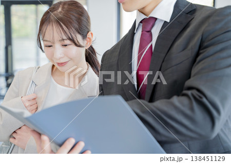 不動産の内見　ビジネス 138451129
