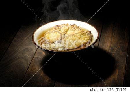 熱々の天ぷら蕎麦 138451191