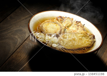 熱々の天ぷら蕎麦 138451198