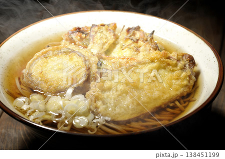 熱々の天ぷら蕎麦 138451199