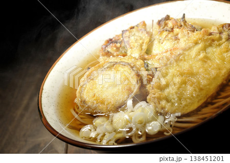 熱々の天ぷら蕎麦 熱々の天ぷら蕎麦 138451201