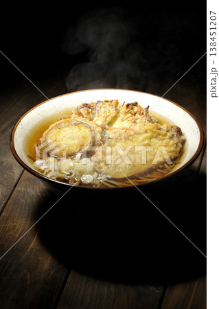 熱々の天ぷら蕎麦 熱々の天ぷら蕎麦 138451207
