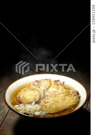 熱々の天ぷら蕎麦 熱々の天ぷら蕎麦 138451208