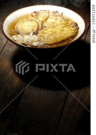 熱々の天ぷら蕎麦 138451209
