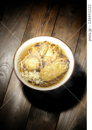 熱々の天ぷら蕎麦 138451222