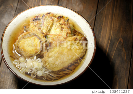 熱々の天ぷら蕎麦 138451227