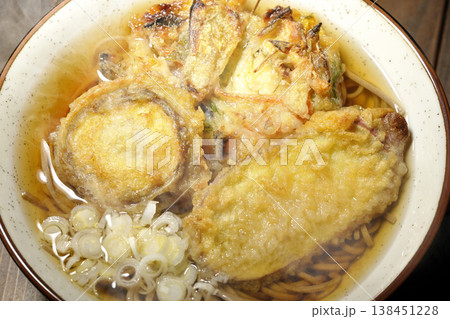 熱々の天ぷら蕎麦 138451228