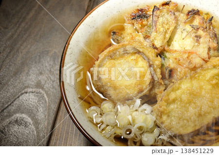 熱々の天ぷら蕎麦 138451229