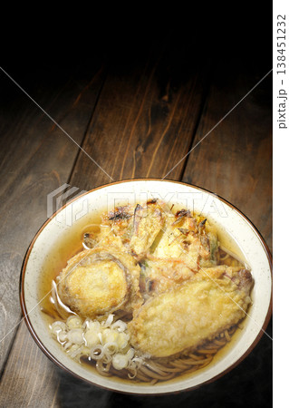 熱々の天ぷら蕎麦 熱々の天ぷら蕎麦 138451232