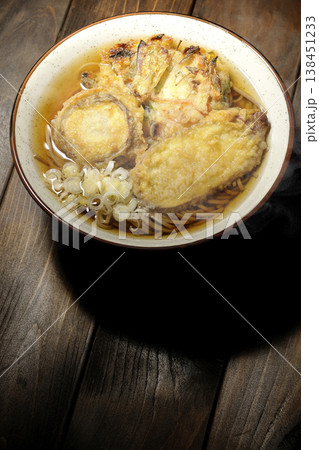 熱々の天ぷら蕎麦 138451233