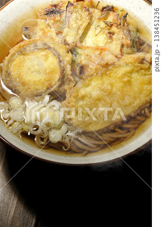 熱々の天ぷら蕎麦 138451236